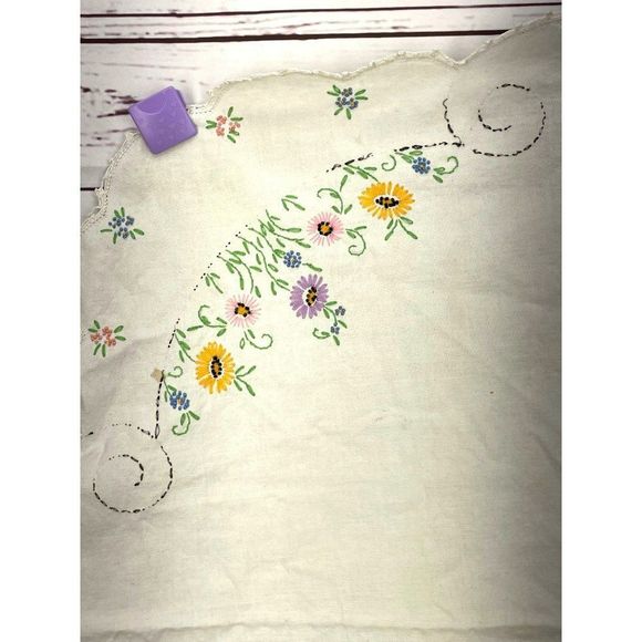 Vintage Linen White Table Cloth Hand Embroidered Flowers 34" X‎ 31.5" - Picture 3 of 5